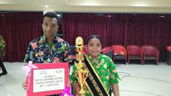 BORONG PIALA, JUARA 1 dan 3 DUTA GenRe PAPUA BARAT, PESERTA UNIMUDA SORONG (HOFIA RITA KOIBUR dan ESTER MARLINA RODA) MELAJU KE TINGKAT NASIONAL