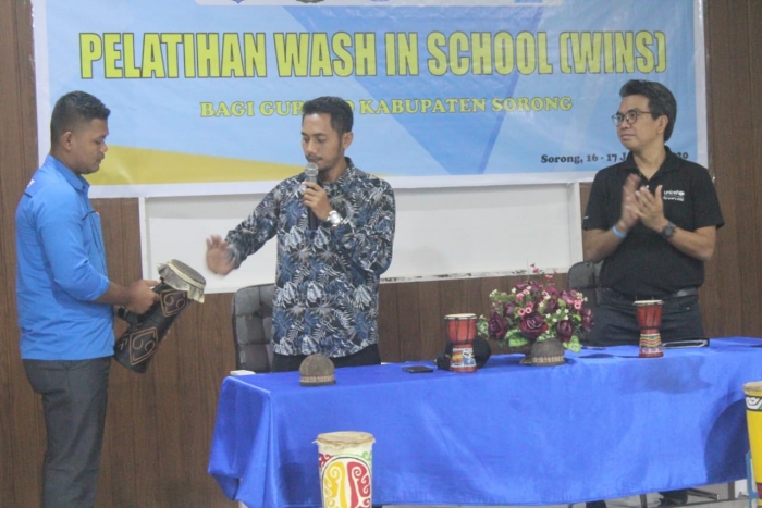 BUKA PELATIHAN WINS BAGI GURU SD DUKUNGAN DB7, DEKAN FKIP BERPESAN AGAR PESERTA IMPLEMENTASIKAN MULAI DARI DIRI SENDIRI DAN KELUARGA DI RUMAH LALU DITERAPKAN DI SEKOLAH