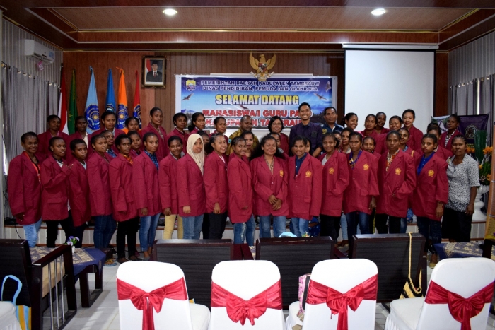 DEKAN FKIP UNIMUDA SORONG DAN KABID PAUD KABUPATEN TAMBRAUW SERAH TERIMA MABA PG PAUD BERBEASISWA PEMDA