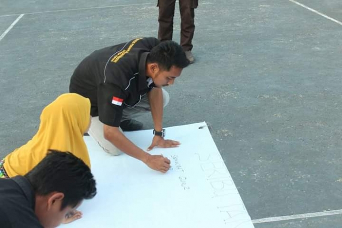 DUKUNG PERJUANGAN PARA GURU, PARA AKTIVIS FKIP UNIMUDA SORONG GELAR 1000 TANDA TANGAN DIRANGKAI DENGAN PENTAS SENI DALAM PERINGATAN HARI PGRI DAN HARI GURU RI KE - 74